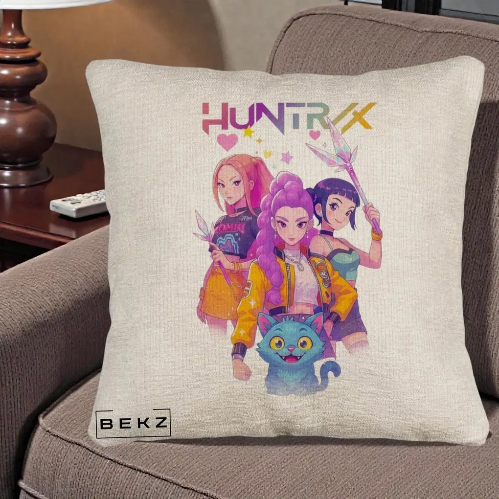 Perna Personalizata K-pop HUNTRX Trio Foto cu Pisica, 40x40 cm, Bej Canapea, Husa Detasabila, Perna Inclusa, BEKZ®