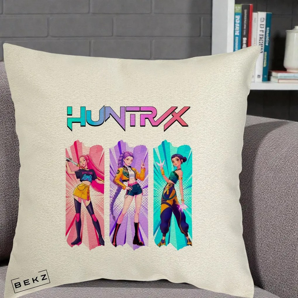 Perna Personalizata K-pop HUNTRX Trio cu Pisica in Benzi, 40x40 cm, Ecru, Husa Detasabila, Perna Inclusa, BEKZ®