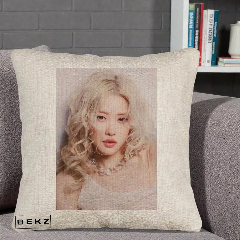 Perna Personalizata K-pop BLACKPINK Rose, 40x40 cm, Bej Canapea, Husa Detasabila, Perna Inclusa, BEKZ®