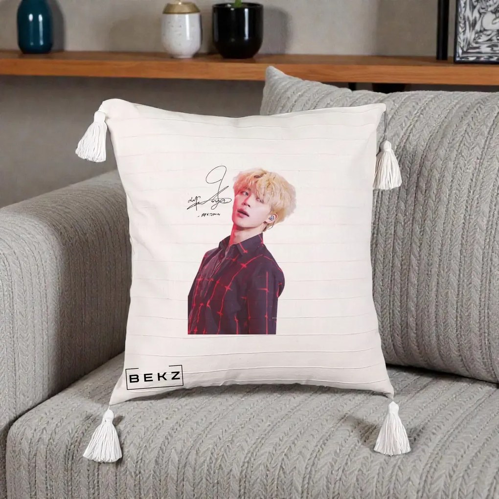 Perna Personalizata K-pop BTS Jimin Portret Artistic par Blond Autograf, 40x40 cm, Bej cu Franjuri, Husa Detasabila, Perna Inclusa, BEKZ®