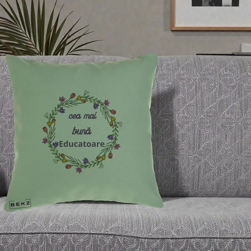 Cadou pentru Educatoare - Perna Personalizata Cea mai Buna Educatoare cu Coronita Florala Colorata, 40x40 cm, Verde, Husa Detasabila, Perna Inclusa, BEKZ®