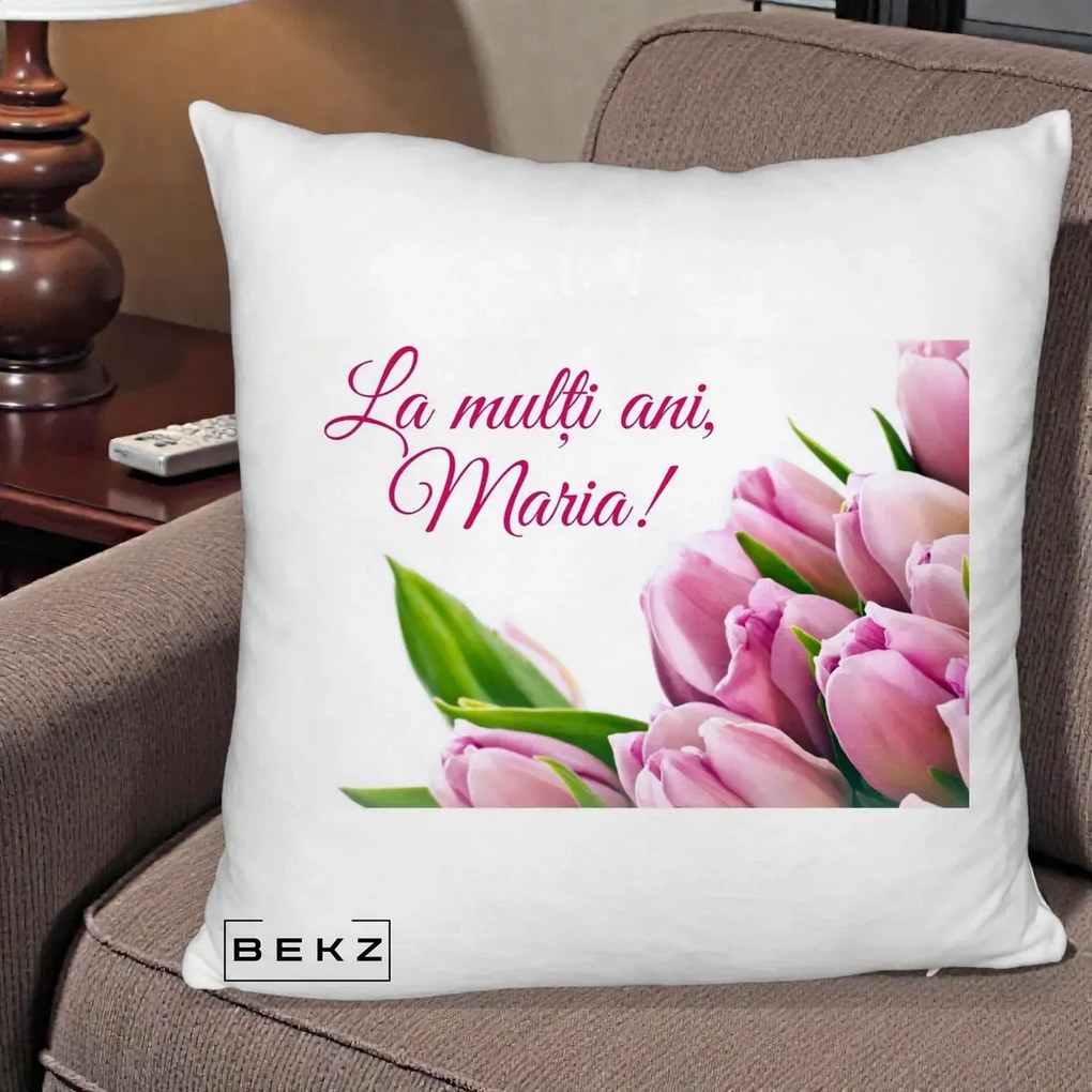 Cadou de Onomastica - Perna Personalizata La Multi Ani Maria Lalele, 40x40 cm, Alb Pufos, Husa Detasabila, Perna Inclusa, BEKZ®