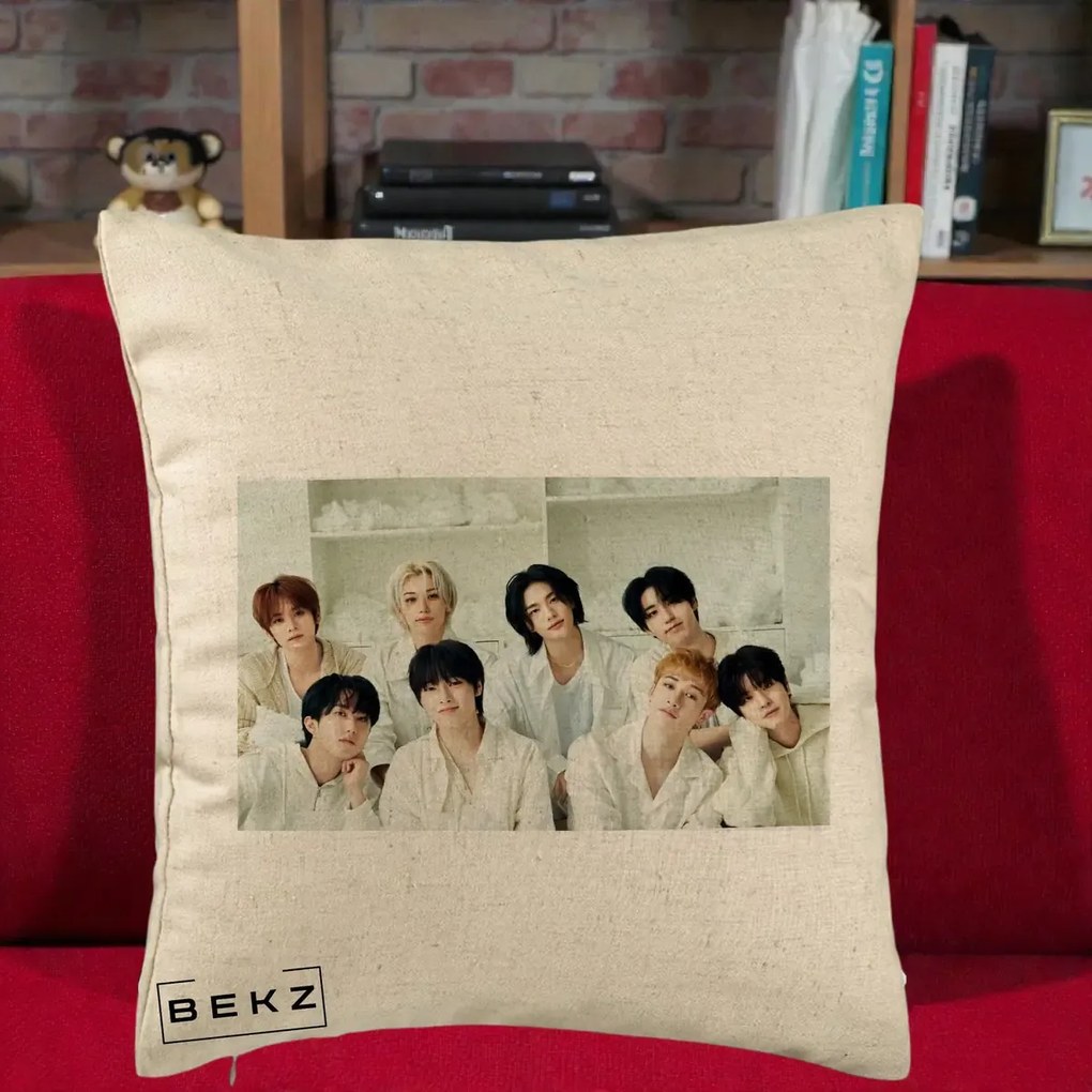 Perna Personalizata K-pop Stray Kids Foto Grup All-White Landscape, 40x40 cm, Bej, Husa Detasabila, Perna Inclusa, BEKZ®