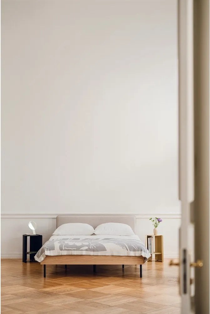 Pat matrimonial în culoare naturală tapițat/din placă aglomerată de lemn cu aspect de lemn de stejar cu somieră 180x200 cm Streiko – noo.ma