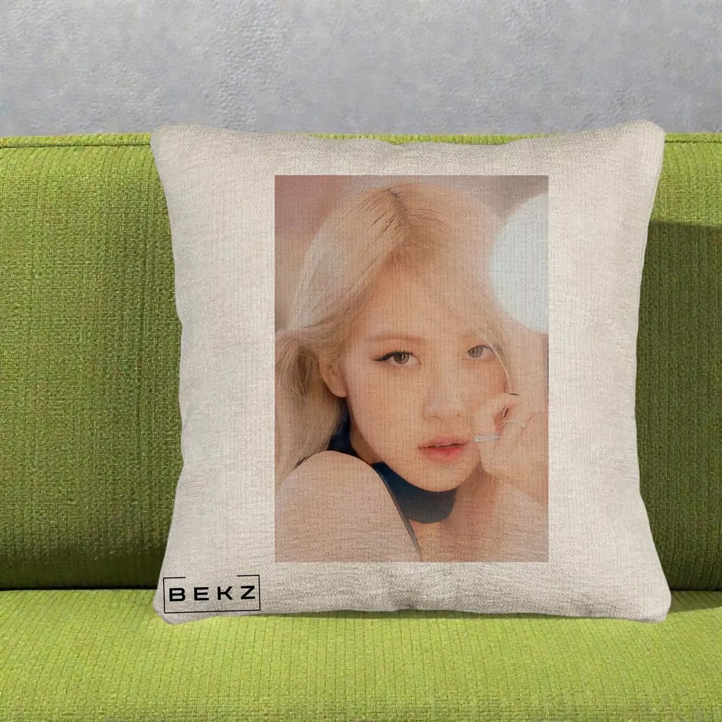 Perna Personalizata K-pop BLACKPINK Rose Blond cu Inel Roz Pastel, 40x40 cm, Bej Canapea, Husa Detasabila, Perna Inclusa, BEKZ®