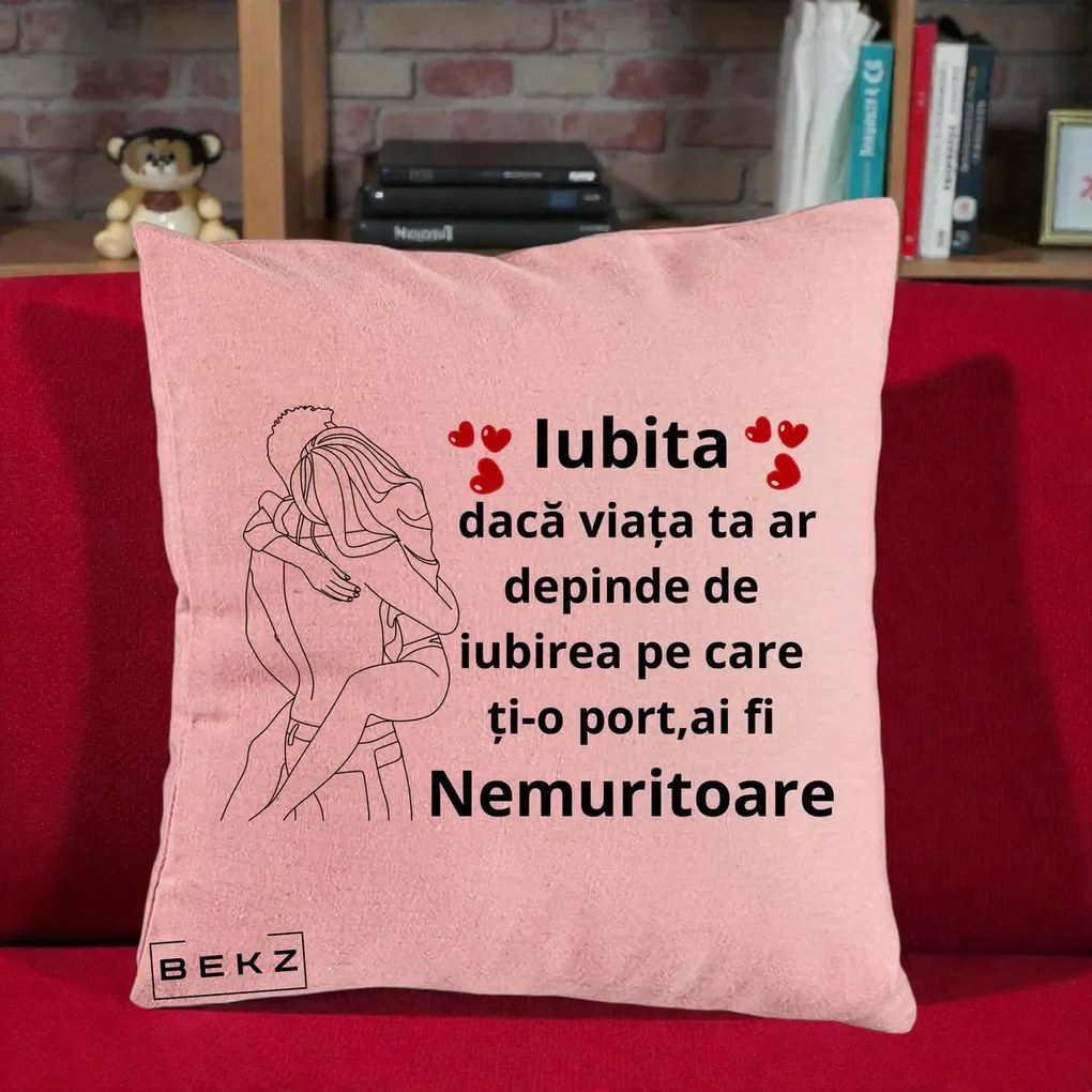 Cadou pentru Iubita - Perna Personalizata Iubita Nemuritoare cu Cuplu Line-Art si Inimi Rosii, 40x40 cm, Roz, Husa Detasabila, Perna Inclusa, BEKZ®