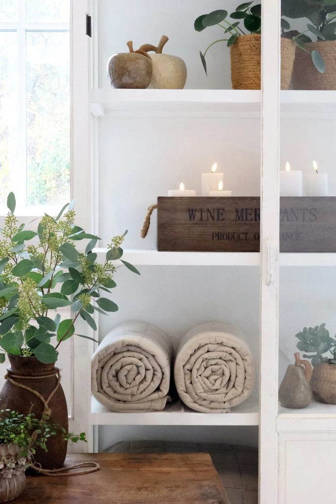 Vitrină din lemn masiv cu uși din sticlă și rafturi, finisaj crem antichizat, 97×41×170 cm