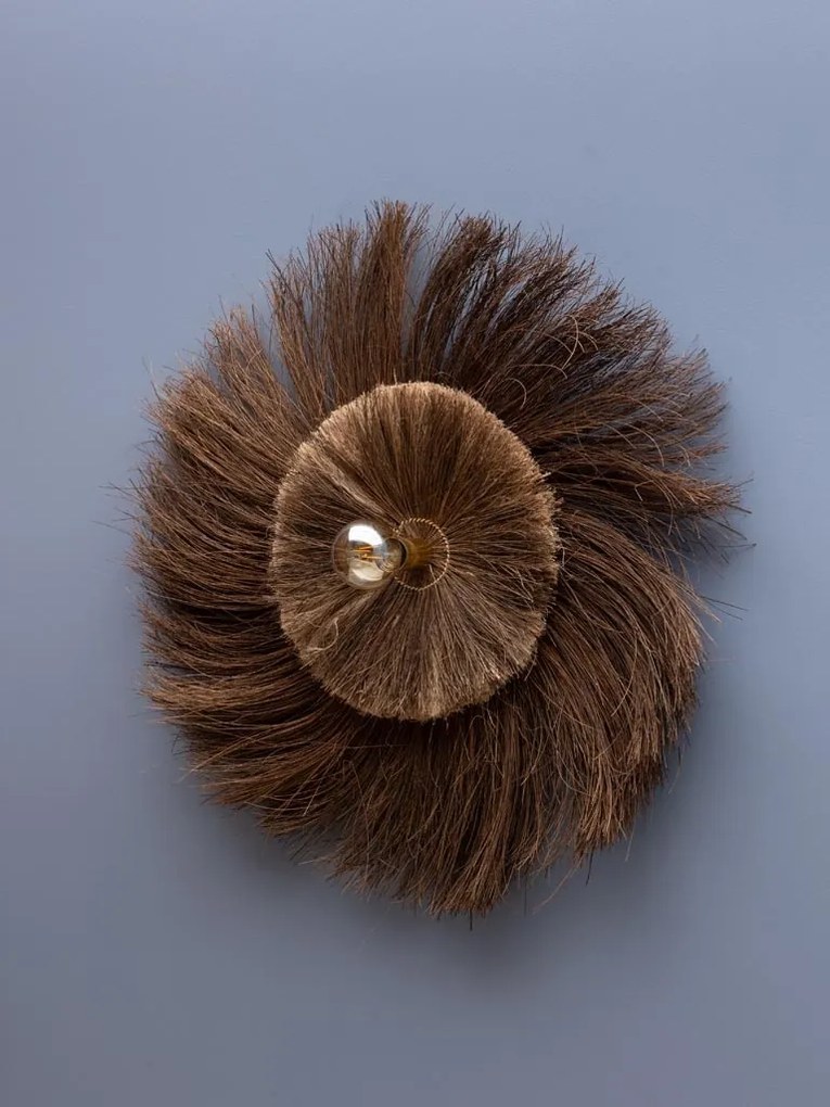Aplică de perete cu abajur circular tip soare din fibre naturale de bananier și structură din metal antichizat, maro natural, 90 cm, „Inupta"