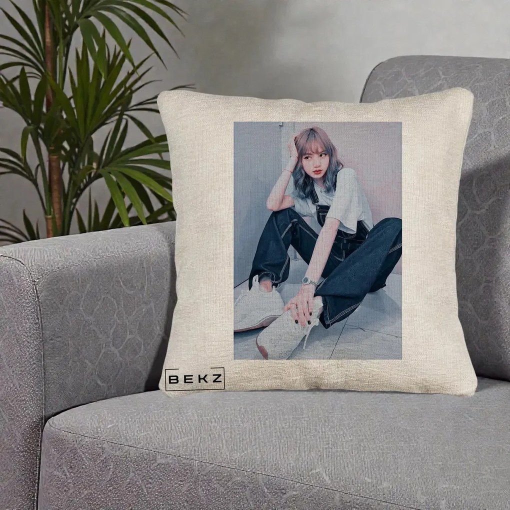 Perna Personalizata K-pop BLACKPINK Lisa, 40x40 cm, Bej Canapea, Husa Detasabila, Perna Inclusa, BEKZ®