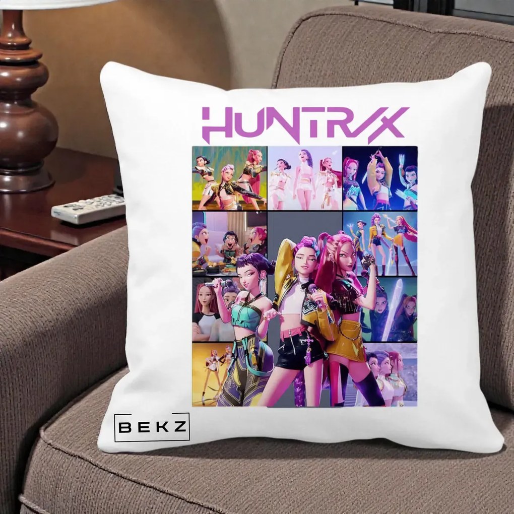Perna Personalizata K-pop HUNTRX Colaj Animat Foto Grup, 40x40 cm, Alba Mata, Husa Detasabila, Perna Inclusa, BEKZ®