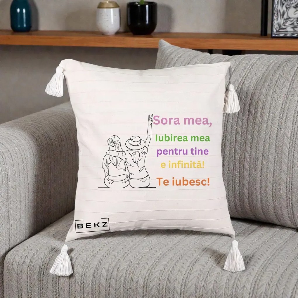 Cadou pentru Sora - Perna Personalizata Sora Mea Te Iubesc Doua Fete cu Palarie si Umbrela, 40x40 cm, Bej cu Franjuri, Husa Detasabila, Perna Inclusa, BEKZ®