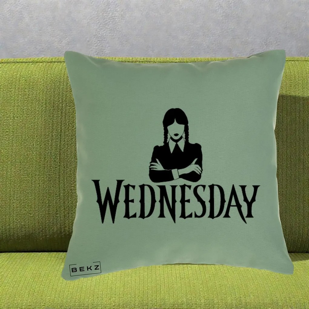 Perna Personalizata Wednesday Addams cu Brate Incrucisate, 40x40 cm, Verde, Husa Detasabila, Perna Inclusa, BEKZ®