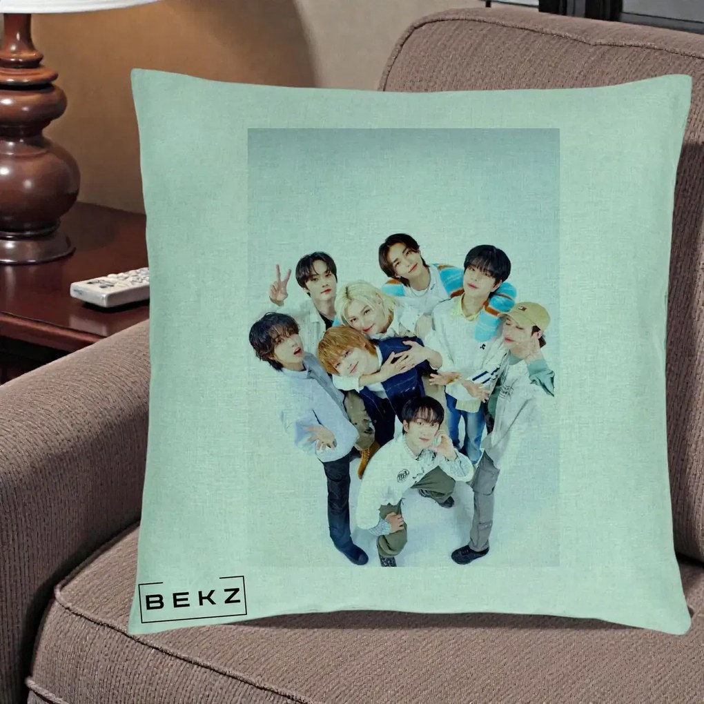 Perna Personalizata K-pop Stray Kids Foto Grup Bleu, 40x40 cm, Verde Menta, Husa Detasabila, Perna Inclusa, BEKZ®