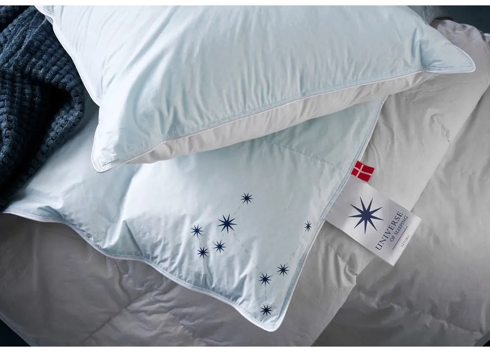 Pilotă cu umplutură de pene pentru iarnă 140x200 cm Capella Warm – Universe of Sleeping