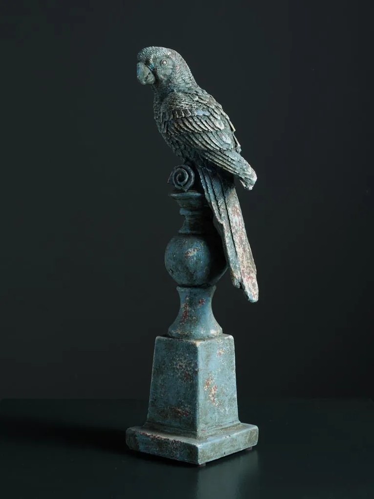Statuie decorativa papagal pe suport din rășină, finisaj albastru antichizat, H37 cm