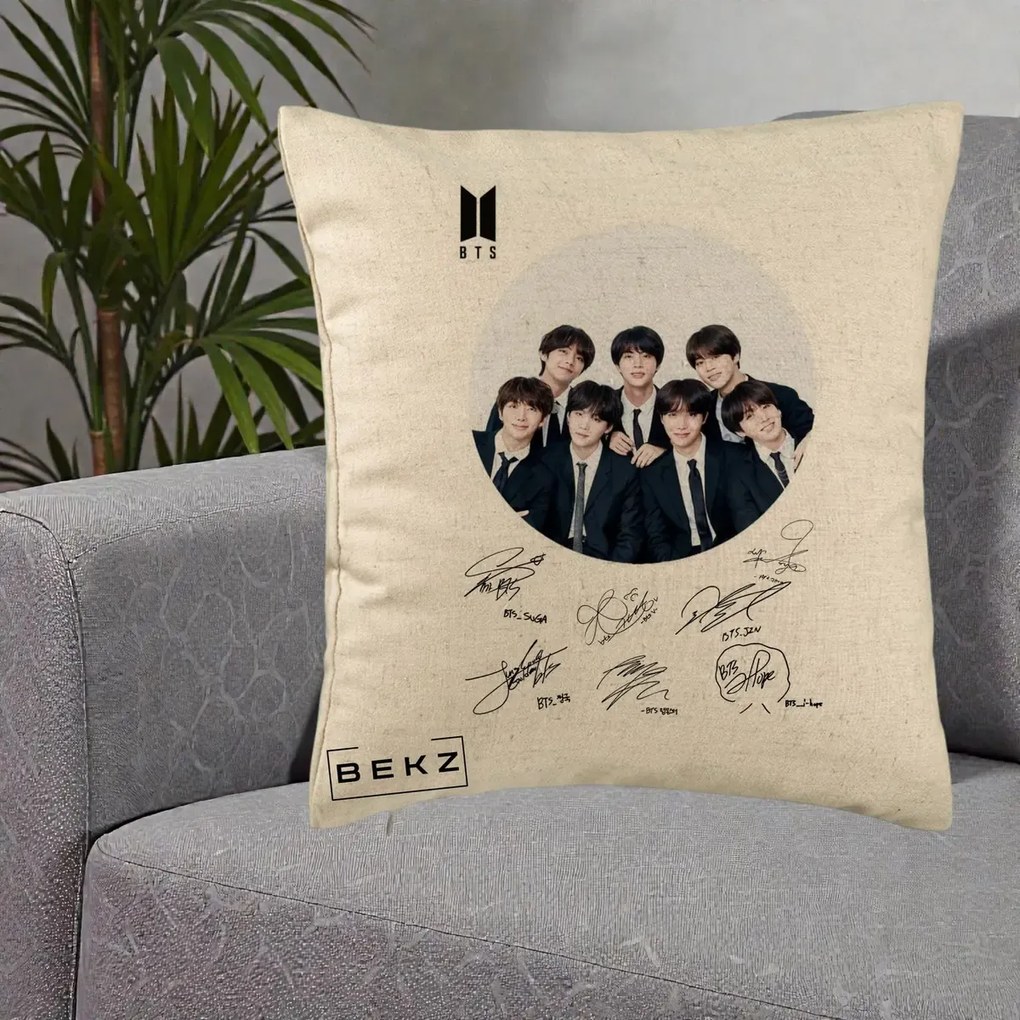 Perna Personalizata K-pop BTS Fotografie Grup Costum Negru si Autografe Cerc, 40x40 cm, Bej, Husa Detasabila, Perna Inclusa, BEKZ®