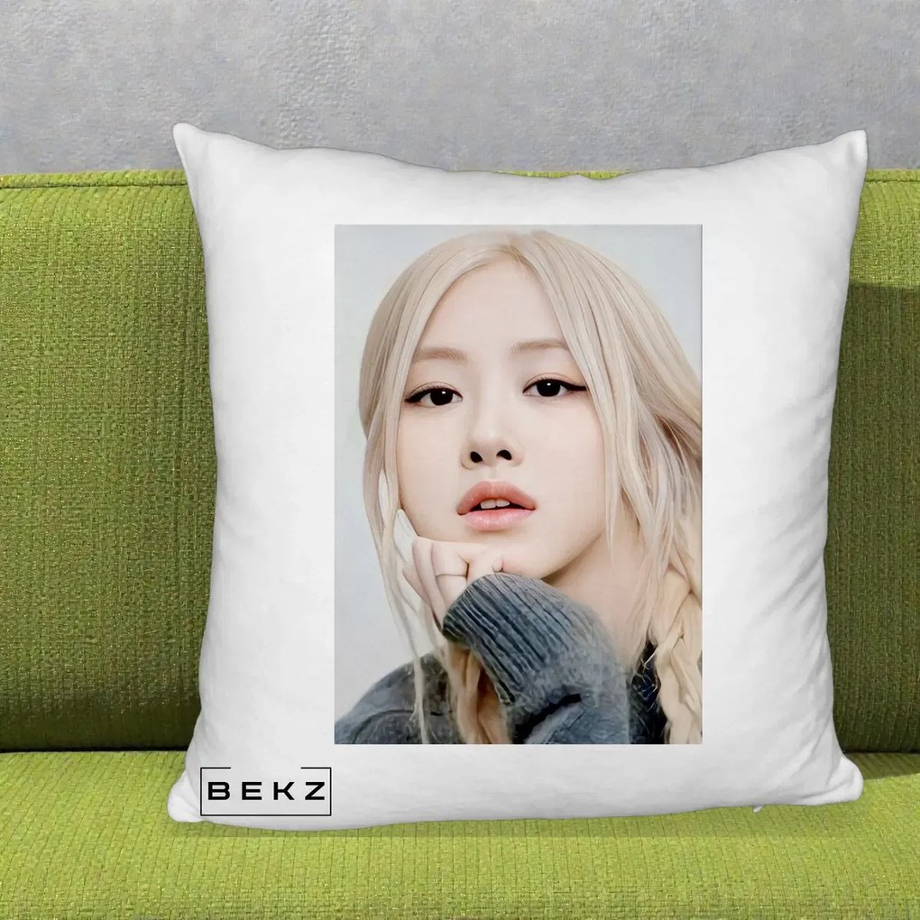 Perna Personalizata K-pop BLACKPINK Rose cu Jucarie de Plus, 40x40 cm, Alb Pufos, Husa Detasabila, Perna Inclusa, BEKZ®