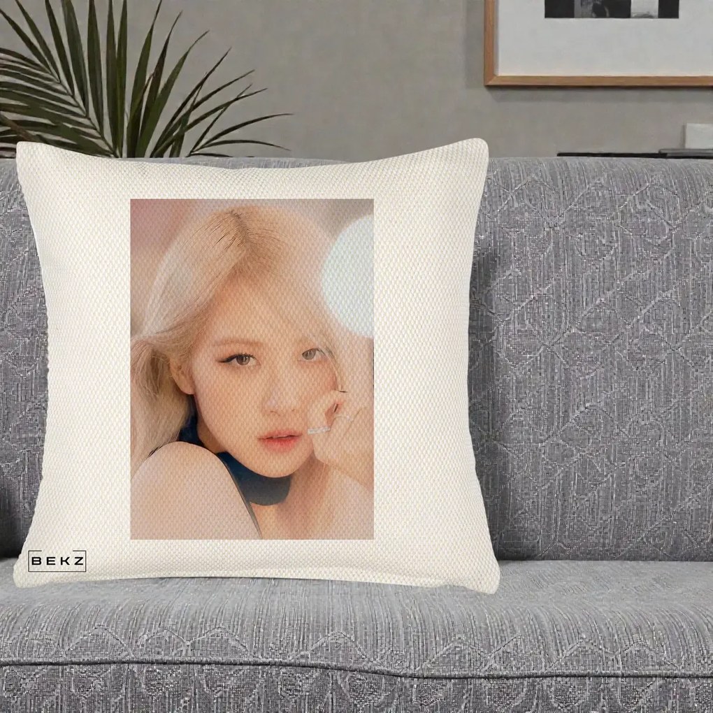 Perna Personalizata K-pop BLACKPINK Rose Blond cu Inel Roz Pastel, 40x40 cm, Crem Reliefat, Husa Detasabila, Perna Inclusa, BEKZ®