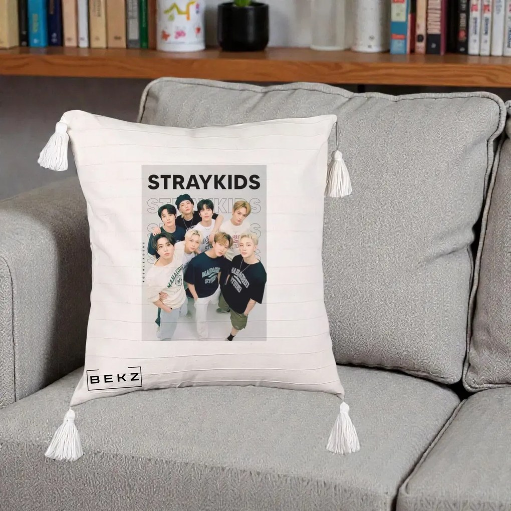 Perna Personalizata K-pop Stray Kids STRAYKIDS Alb-Negru cu Foto Grup, 40x40 cm, Bej cu Franjuri, Husa Detasabila, Perna Inclusa, BEKZ®