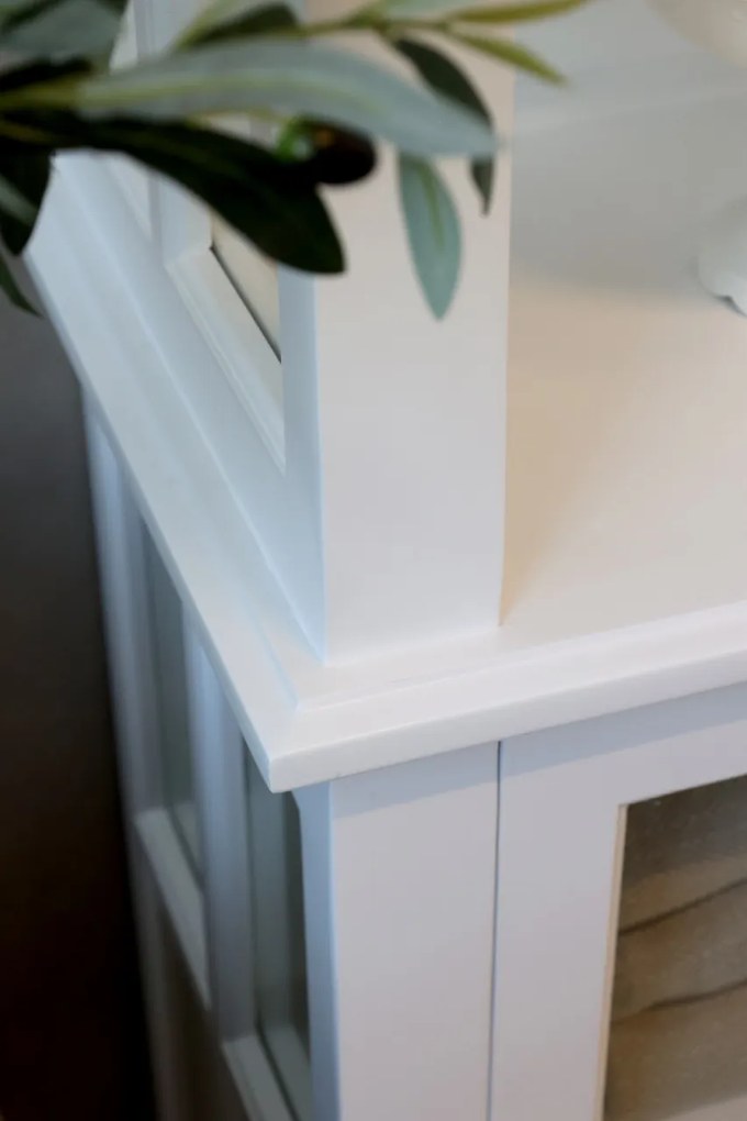 Vitrina din lemn masiv si furnir, alb, cu 2 usi si rafturi, aspect rustic, Marseille