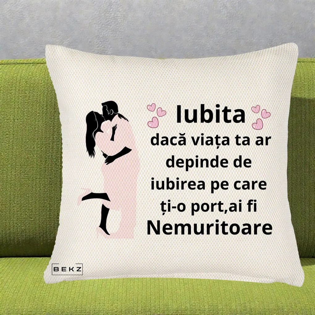 Cadou pentru Iubita - Perna Personalizata Iubita Nemuritoare cu Siluete de Cuplu, 40x40 cm, Crem Reliefat, Husa Detasabila, Perna Inclusa, BEKZ®