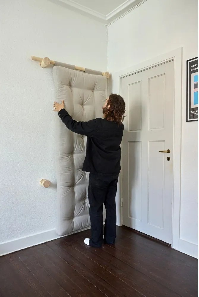 Fotoliu maro deschis cu tapițerie din catifea reiată Hooked – Karup Design