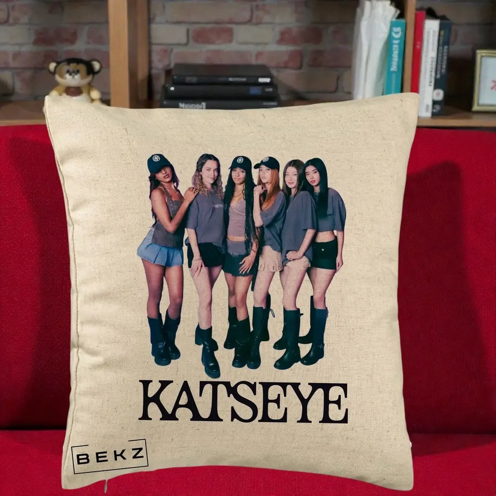 Perna Personalizata K-pop KATSEYE Grup Foto Tinute Gri, 40x40 cm, Bej, Husa Detasabila, Perna Inclusa, BEKZ®
