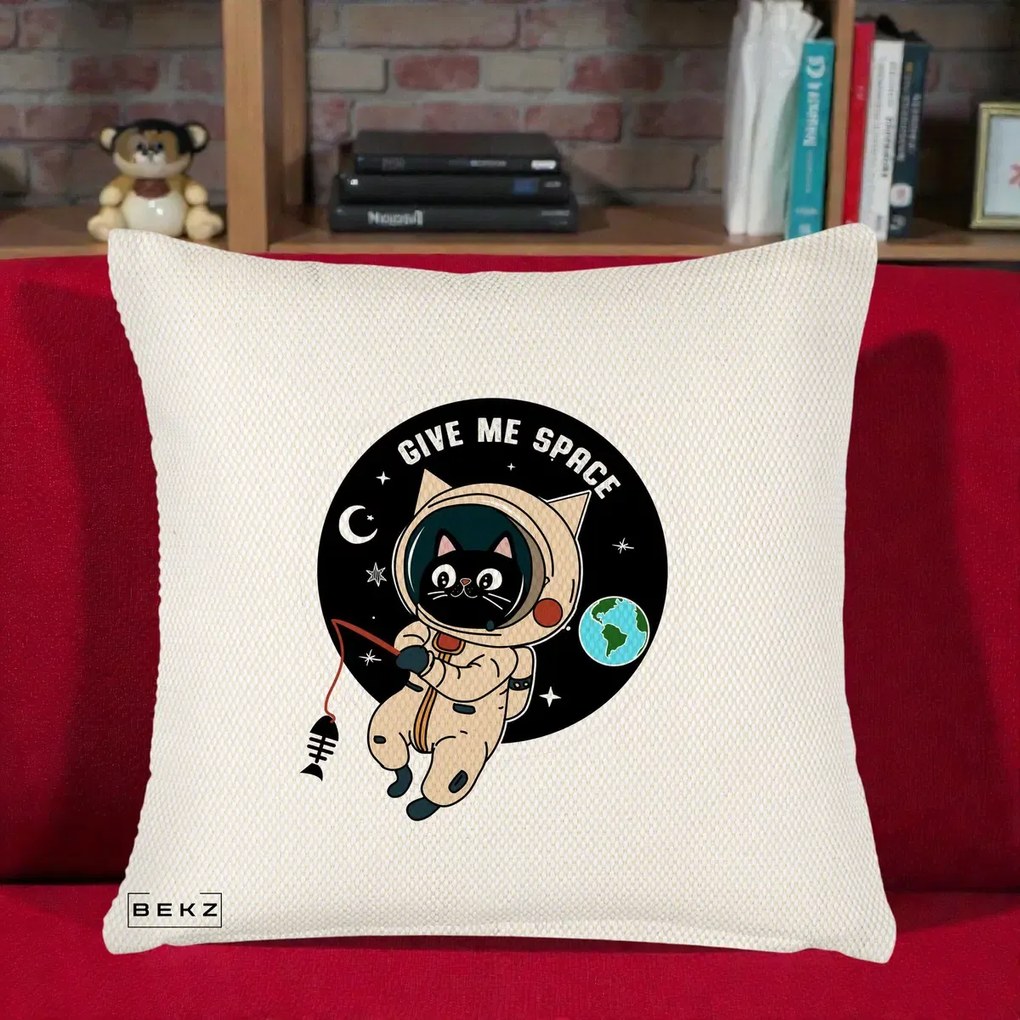 Perna Decorativa Give Me Space Pisica Astronaut, 40x40 cm, Crem Reliefat, Husa Detasabila, Perna Inclusa, BEKZ®
