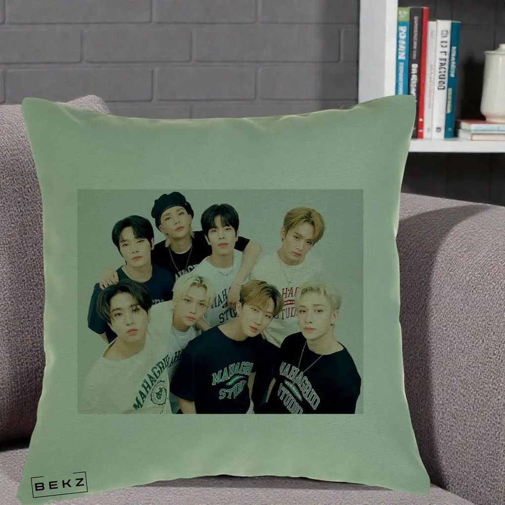 Perna Personalizata K-pop Stray Kids Foto Grup Text, 40x40 cm, Verde, Husa Detasabila, Perna Inclusa, BEKZ®