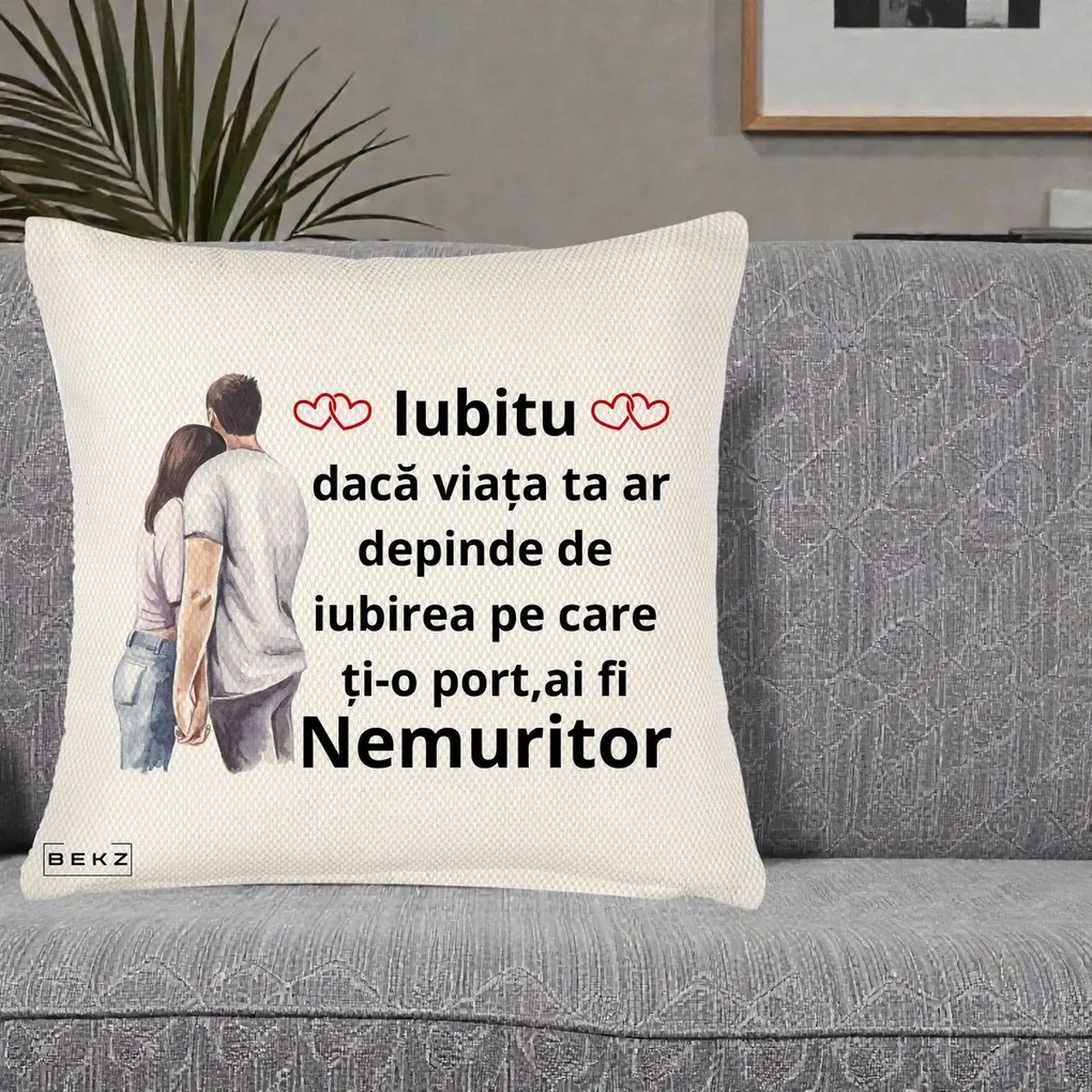 Cadou pentru Iubita - Perna Personalizata Iubitu Nemuritor cu Cuplu Acuarela si Inimi Rosii, 40x40 cm, Crem Reliefat, Husa Detasabila, Perna Inclusa, BEKZ®