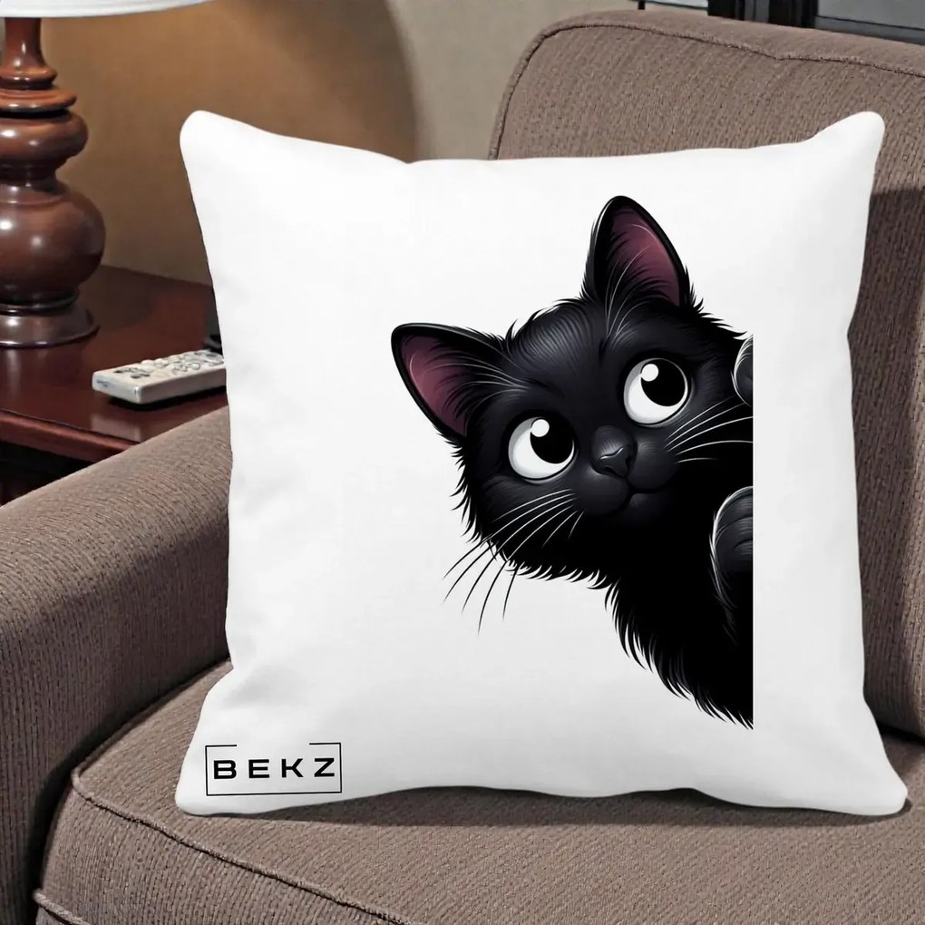 Perna Decorativa Pisica Neagra Dragalasa Curioasa, 40x40 cm, Alba Mata, Husa Detasabila, Perna Inclusa, BEKZ®