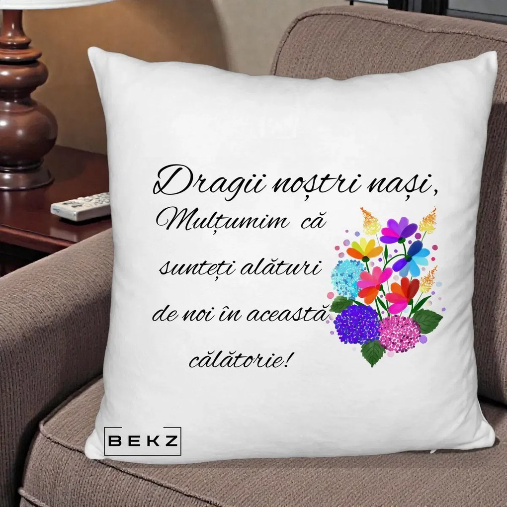 Cadou pentru Nasi - Perna Personalizata Dragii Nostri Nasi Multumim cu Flori Multicolore, 40x40 cm, Alb Pufos, Husa Detasabila, Perna Inclusa, BEKZ®