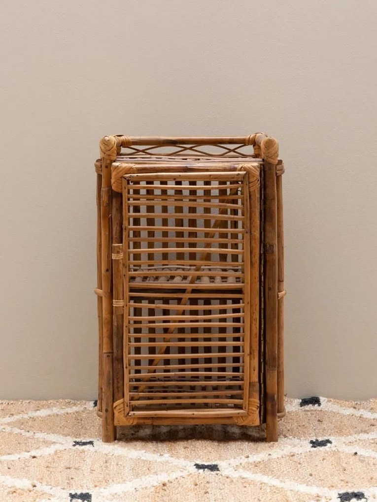 Noptieră din ratan, natur, cu ușă și 2 rafturi, galerie decorativă și colțuri înfășurate, 54 x 34,5 x 42 cm, „Harmonie”