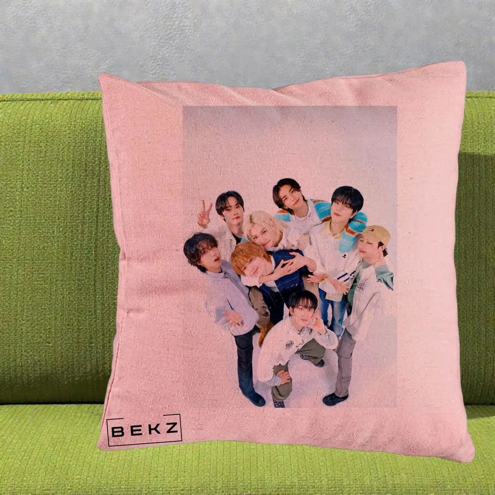 Perna Personalizata K-pop Stray Kids Foto Grup Bleu, 40x40 cm, Roz, Husa Detasabila, Perna Inclusa, BEKZ®