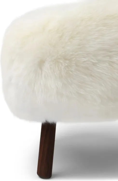 Fotoliu premium alb din 100% blană naturală de oaie din Noua Zeelandă, cu fir lung, picioare din lemn masiv de nuc, „Ethan”