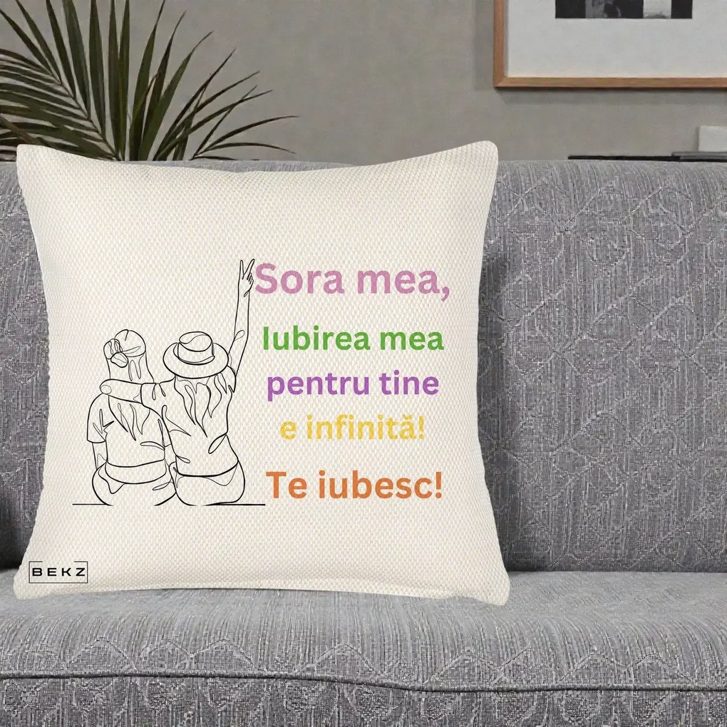 Cadou pentru Sora - Perna Personalizata Sora Mea Te Iubesc Doua Fete cu Palarie si Umbrela, 40x40 cm, Crem Reliefat, Husa Detasabila, Perna Inclusa, BEKZ®