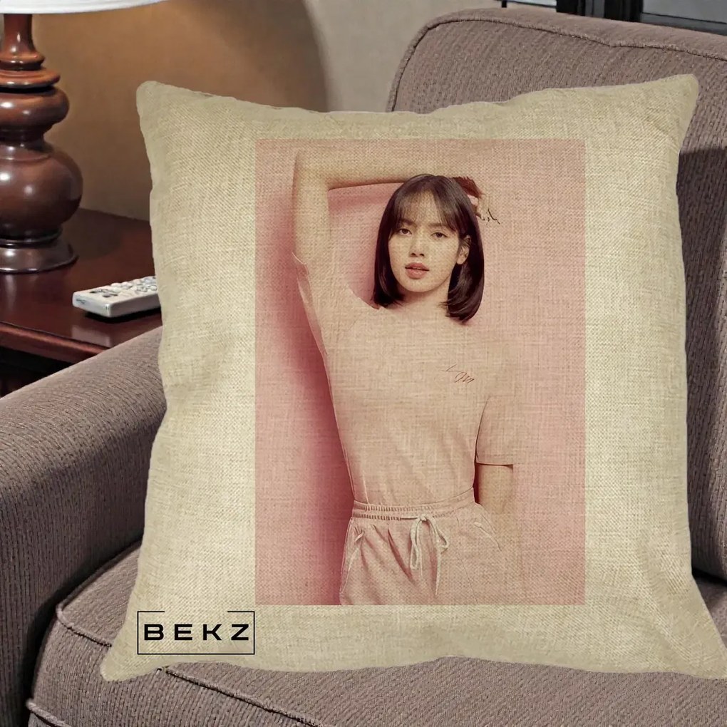 Perna Personalizata K-pop BLACKPINK Lisa Roz, 40x40 cm, Crem, Husa Detasabila, Perna Inclusa, BEKZ®