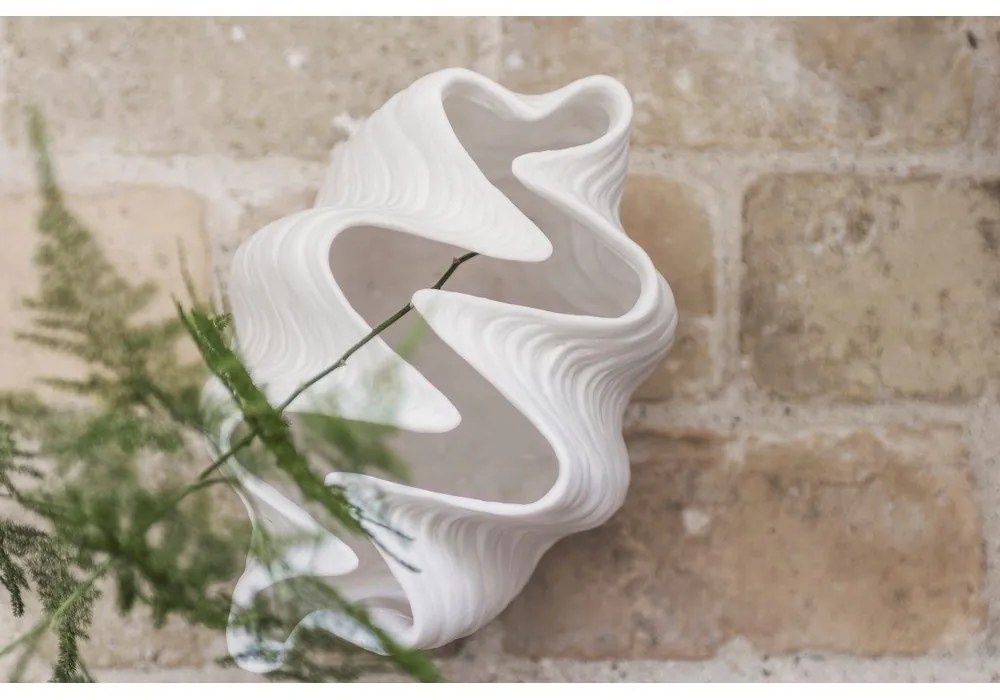 Vază albă din polirășină (înălțime 22 cm) Shell – Mette Ditmer Denmark