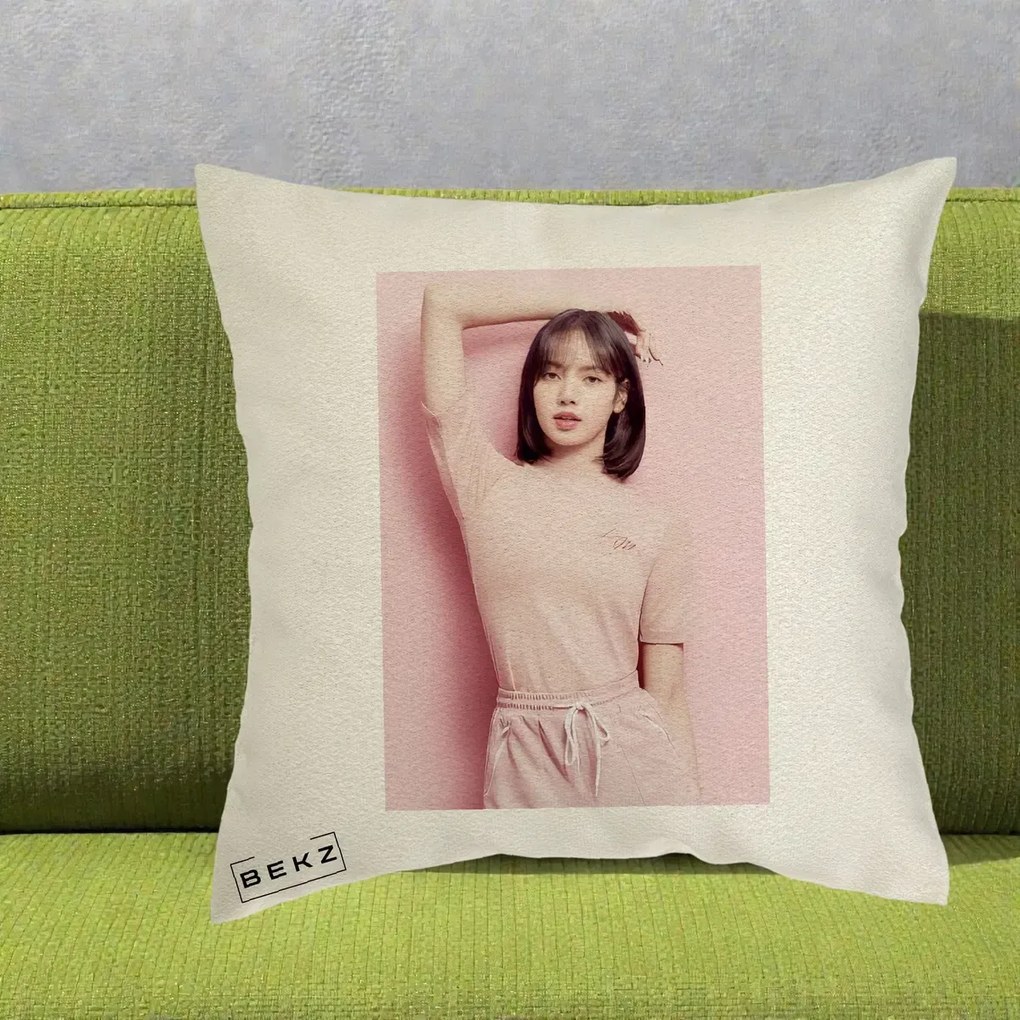 Perna Personalizata K-pop BLACKPINK Lisa Roz, 40x40 cm, Ecru, Husa Detasabila, Perna Inclusa, BEKZ®