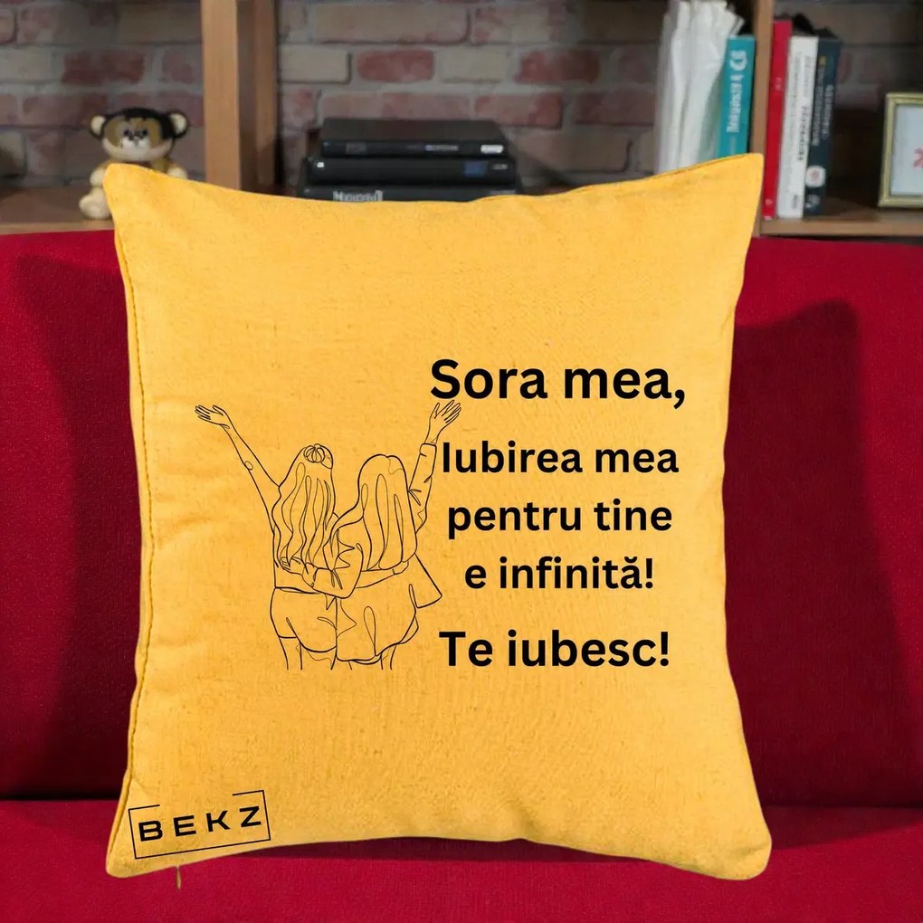 Cadou pentru Sora - Perna Personalizata Sora Mea Te Iubesc Line Art Doua Fete cu Brate Ridicate, 40x40 cm, Galben, Husa Detasabila, Perna Inclusa, BEKZ®