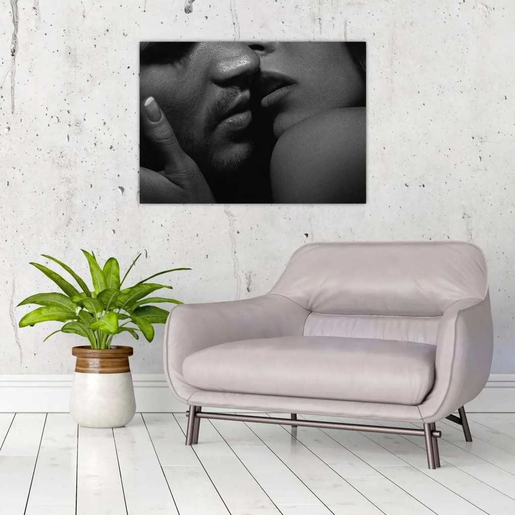 Tablou pe sticlă - Sărutul, fotografie alb-negru (70x50 cm)