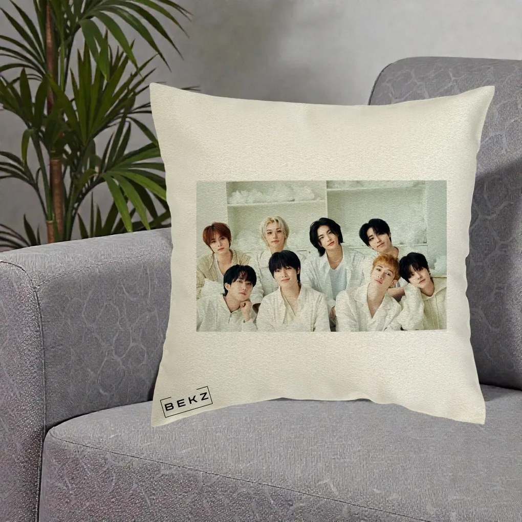 Perna Personalizata K-pop Stray Kids Foto Grup All-White Landscape, 40x40 cm, Ecru, Husa Detasabila, Perna Inclusa, BEKZ®
