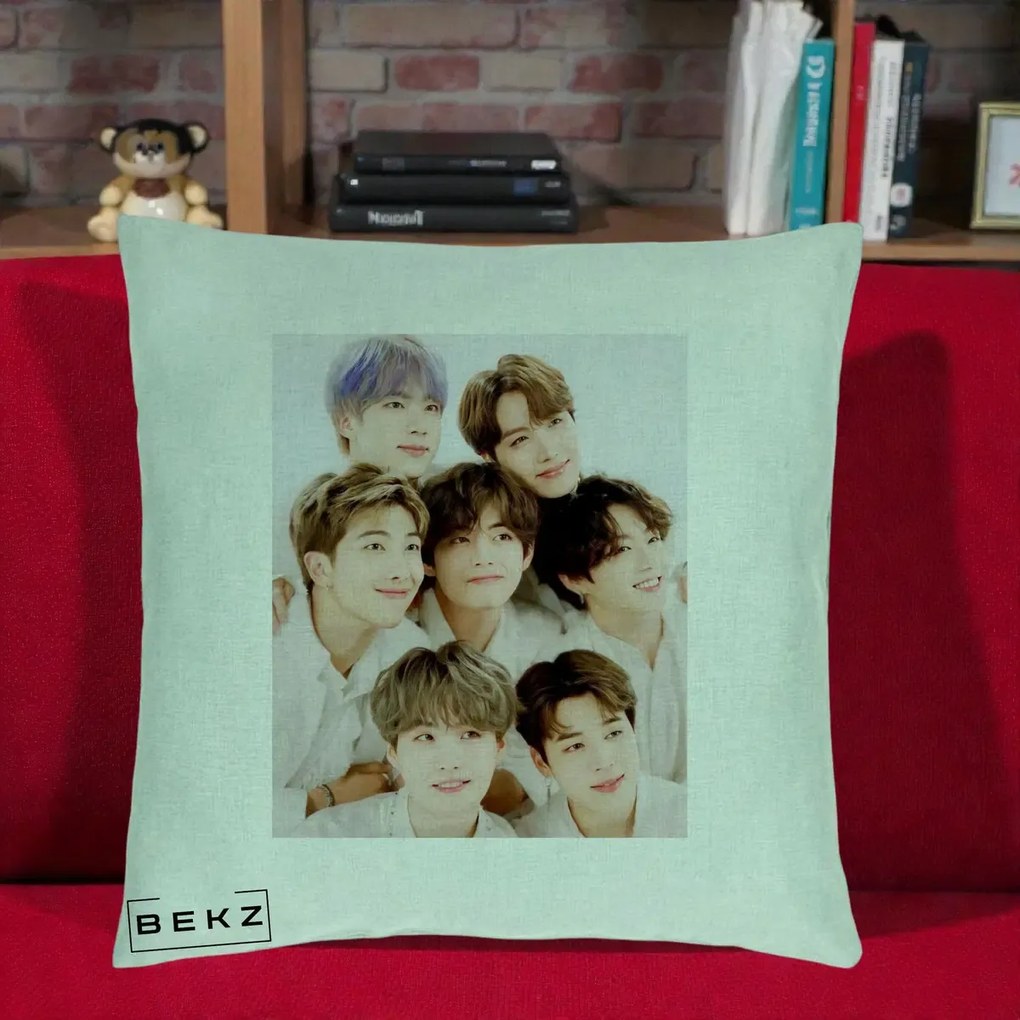Perna Personalizata K-pop BTS Foto Grup Fete Albe, 40x40 cm, Verde Menta, Husa Detasabila, Perna Inclusa, BEKZ®