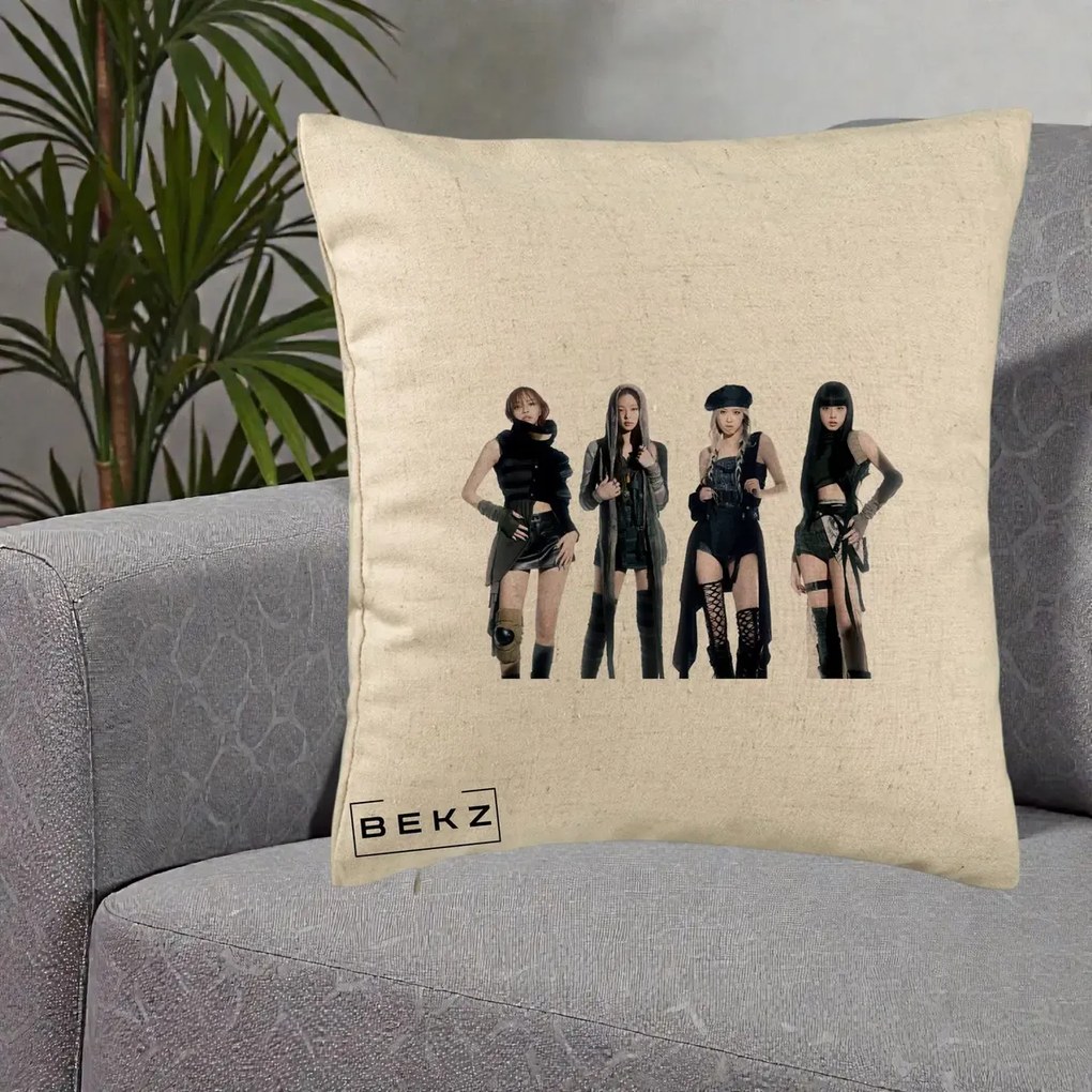 Perna Personalizata K-pop BLACKPINK Tinute Negre Elegante Grup, 40x40 cm, Bej, Husa Detasabila, Perna Inclusa, BEKZ®