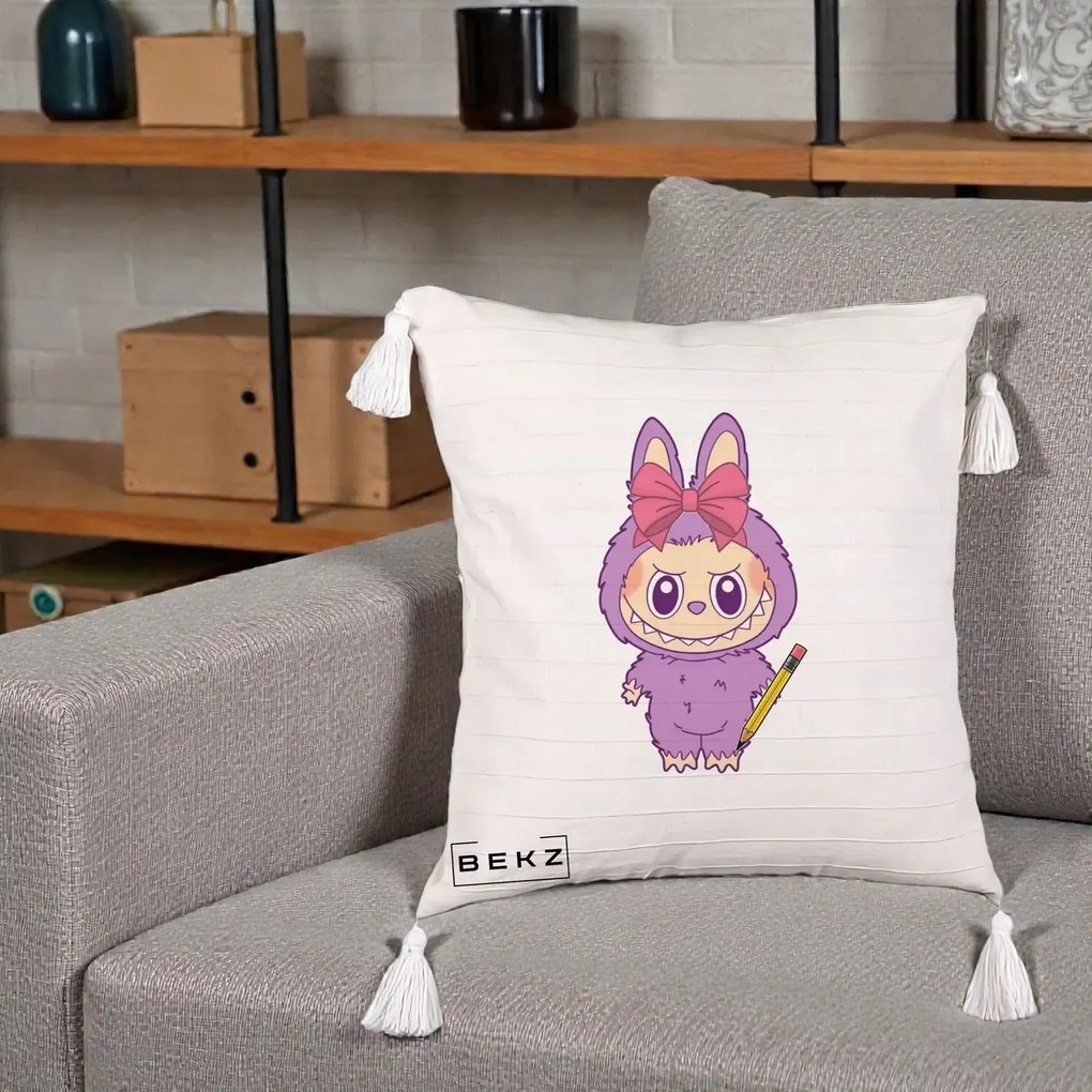 Perna Personalizata Labubu Mov cu Funda Rosie si Creion, 40x40 cm, Bej cu Franjuri, Husa Detasabila, Perna Inclusa, BEKZ®