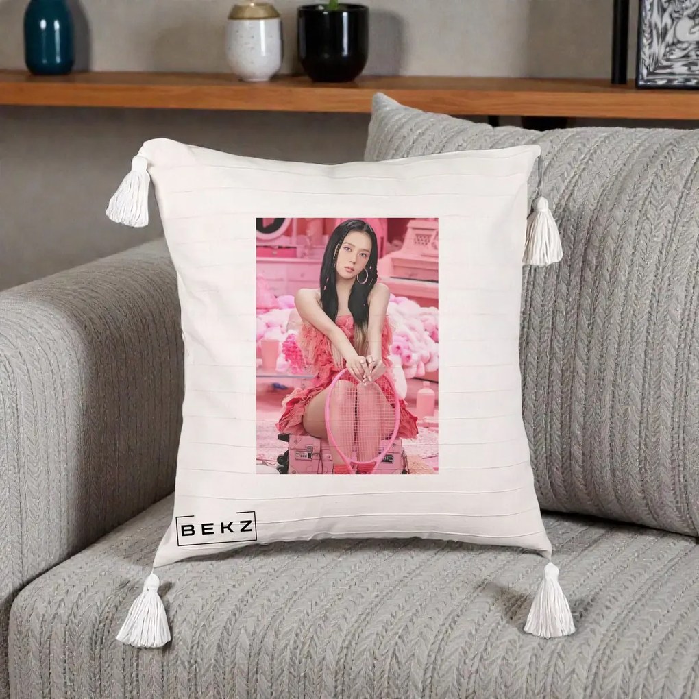 Perna Personalizata K-pop BLACKPINK Jisoo Pink Room, 40x40 cm, Bej cu Franjuri, Husa Detasabila, Perna Inclusa, BEKZ®