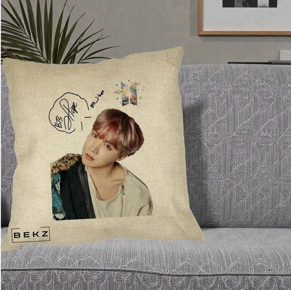 Perna Personalizata K-pop BTS J-Hope Par Roz Autograf, 40x40 cm, Crem, Husa Detasabila, Perna Inclusa, BEKZ®