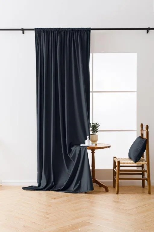 Draperie opaca neagra VELVET 135x250 cm Agățat: Inele metalice