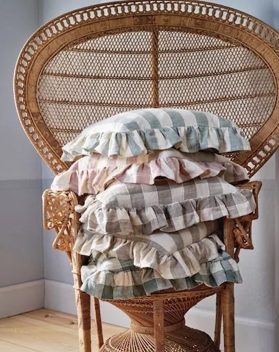Față de pernă din bumbac organic, bej și alb, model în dungi cu volănaș decorativ, 45 × 45 cm, „Ida Stripe"