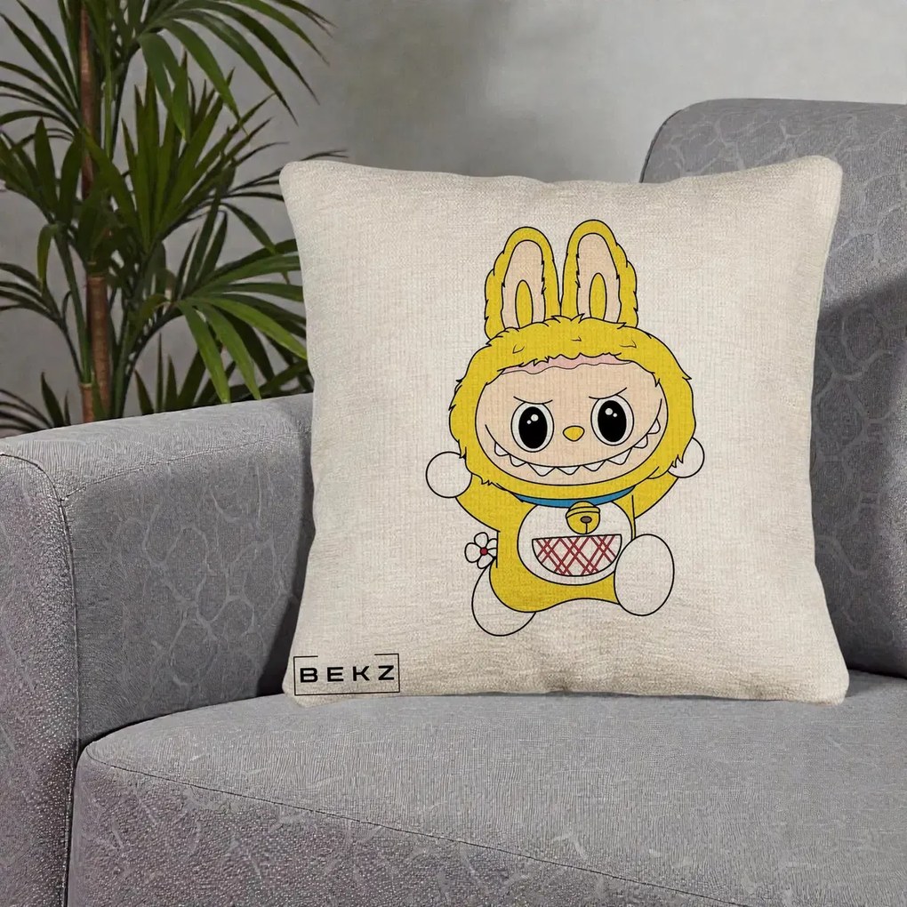 Perna personalizata Labubu: Labubu Galben Doraemon, 40x40 cm cu Umplutura, Bej Canapea, BEKZ